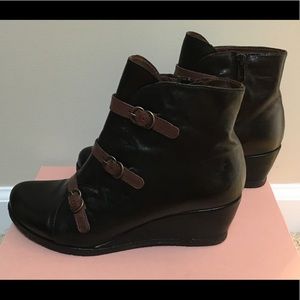Eric Michael wedge ankle boot, black/brown, sz 38